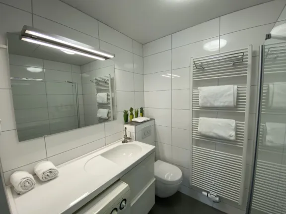 Villa mer spaanse galeien 111 badkamer beneden wastafel