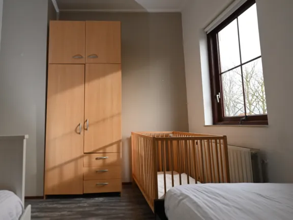 0 Spaanse Galeien 19 fewo cadzand schlafzimmer oben schrank u kinderbett