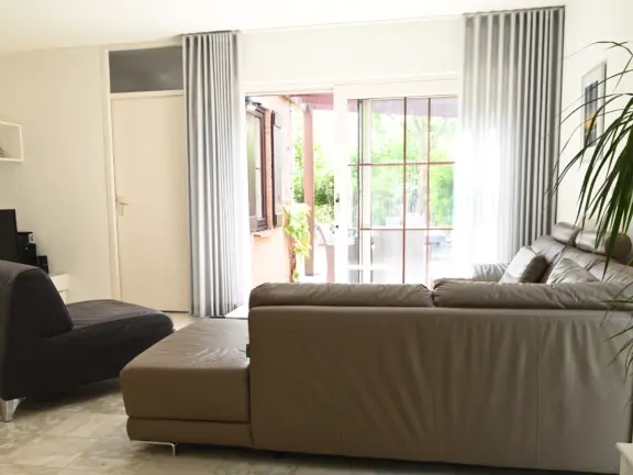 Vakantiehuis spaanse galeien cadzand woonkamer bank