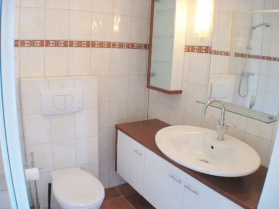 Vakantiehuisje spaanse galeien 23 cadzand badkamer wastafel