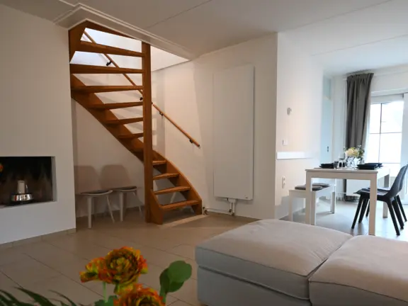 Vakantiehuis spaanse galeien 76 cadzand woonkamer trap