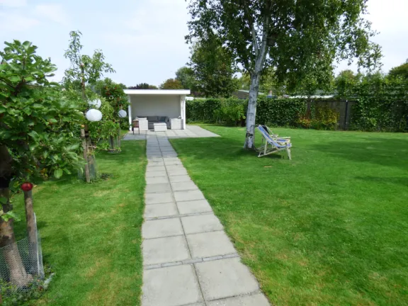 Villa kakelbont grote christoffelstraat 32 cadzand tuinpad