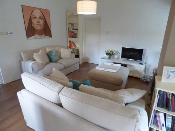 Villa kakelbont grote christoffelstraat 32 cadzand woonkamer bank