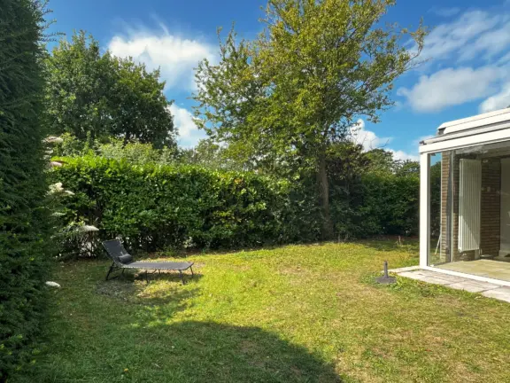 Bungalow sunrise grote christoffelstraat 30 cadzand tuin ligbed