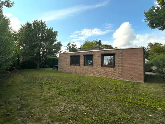 Bungalow sunrise grote christoffelstraat 30 cadzand tuin zijkant