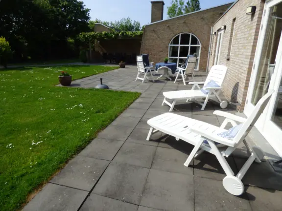 Bungalow kaapvaartstraat 5 cadzand hakuna matata tuin ligbedden