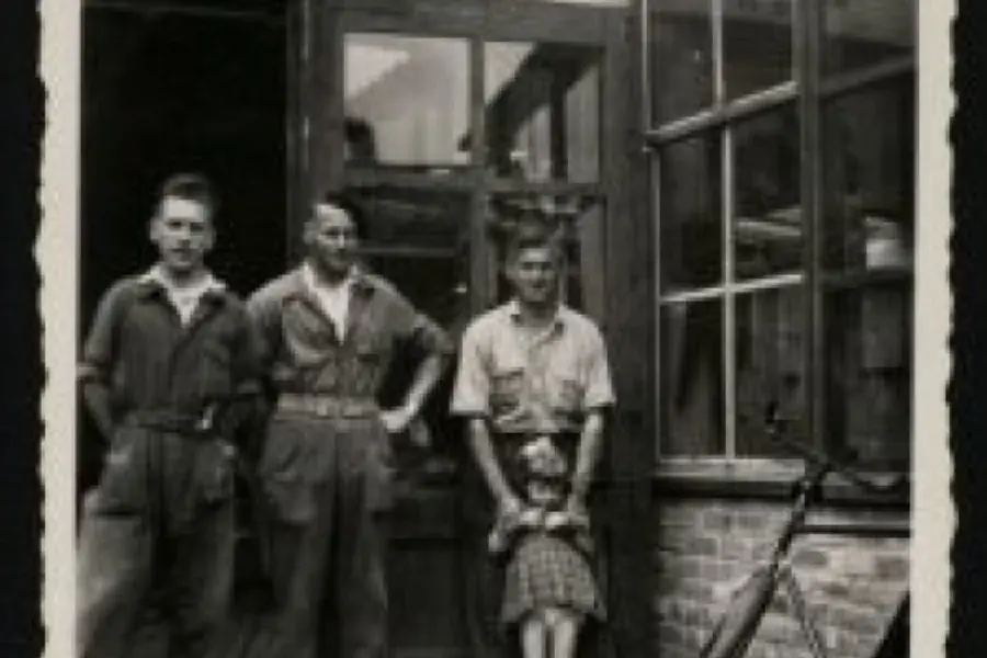 Bram focke rechtst met dochterje elly circa 1947