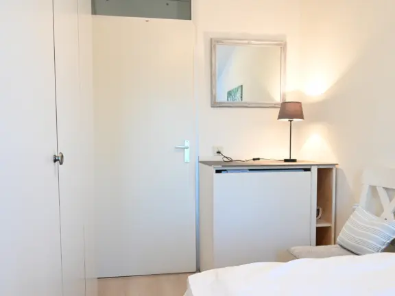 Vakantiehuis wijk de brabander 185 cadzand slaapkamer 2 kast