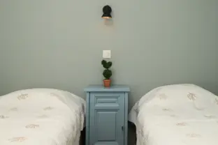Appartement wijk de brabander 71 cadzand slaapkamer 2 nachttafeltje