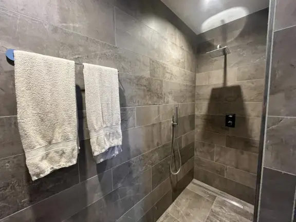 Badhuis cadzand appartement 2 F105 badkamer en suite inloopdouche