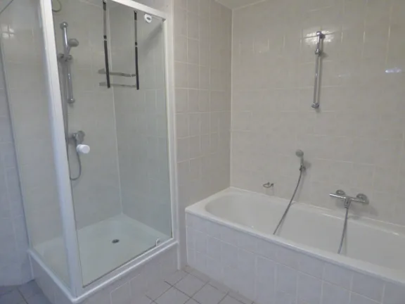 Appartement met zeezicht boulevard wielingen 76 06 cadzand badkamer bad