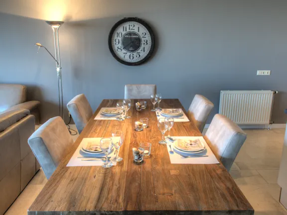 Appartement met zeezicht boulevard wielingen 76 06 cadzand eettafel