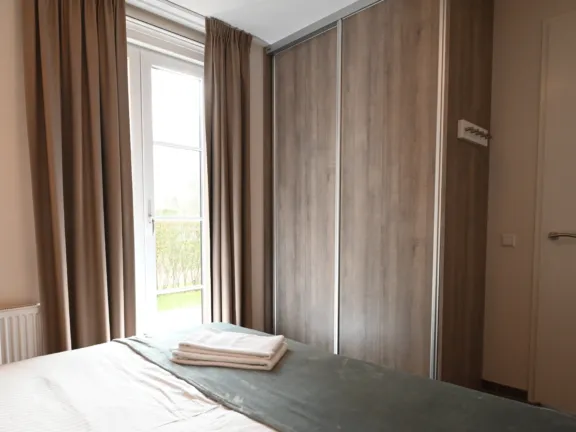 Duinhof 5 6 appartement cadzand grote slaapkamer kast
