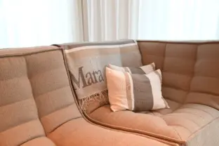 Vakantie appartement boulevard de wielingen 15 001 cadzand woonkamer bank detail