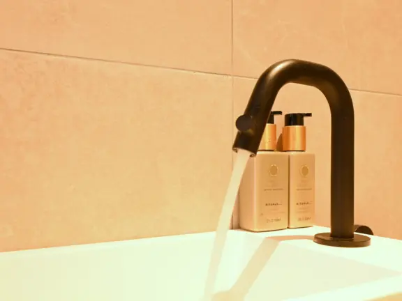 Vakantie appartement boulevard de wielingen 15 001 cadzand badkamer separaat toilet wastafelkraan