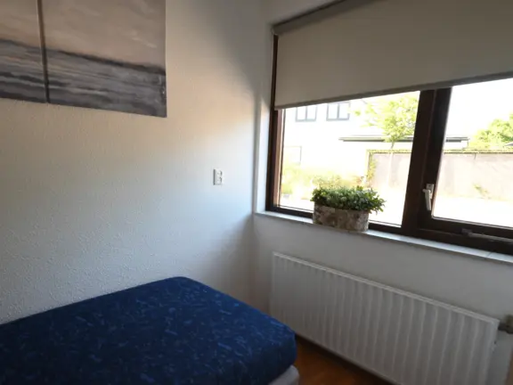 Vakantiehuis lijsterstraat 4 cadzand slaapkamer beneden raam