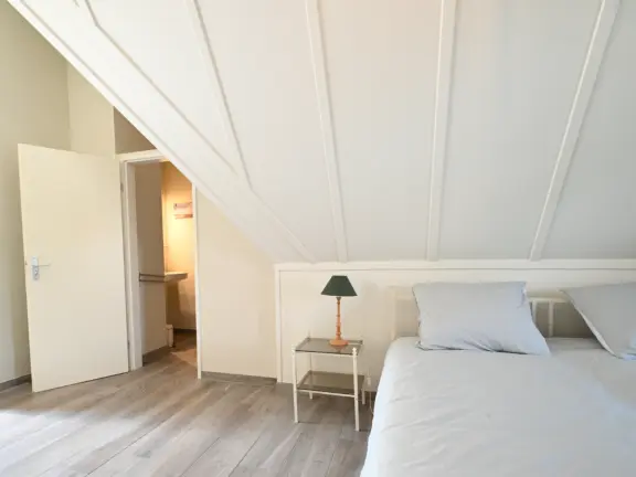 Vakantiehuis villa nausikaa sterntjeslaan 10a cadzand slaapkamer zolder tweepersoonsbed badkamer