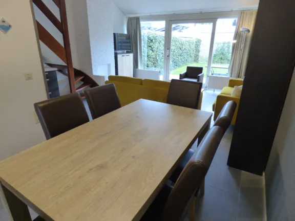 Vakantiehuisje cadzand sunset vuurdoornstraat 6 eettafel