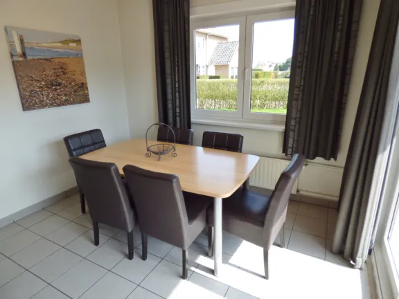 Appartement villa desto hennquinlaan 25 cadzand bad eethoek