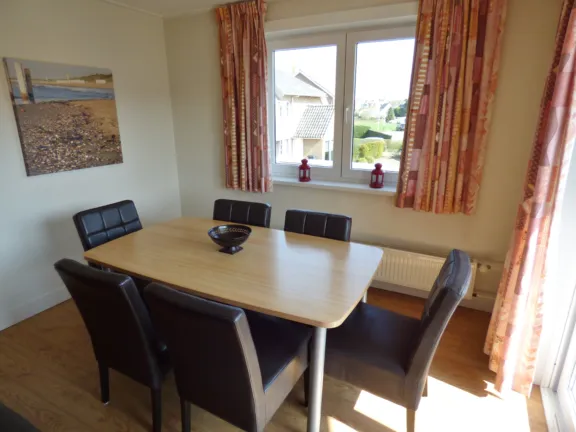 Villa desto hennequinlaan 25a cadzand bad eettafel