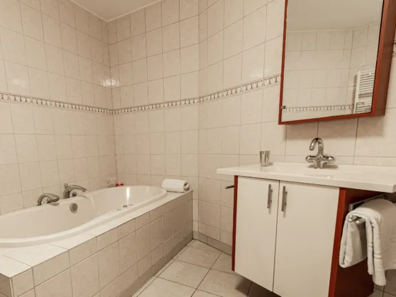 Appartement alledeske hennequinlaan 25b cadzand badkamer bad