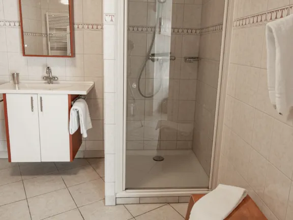 Appartement alledeske hennequinlaan 25b cadzand badkamer douche