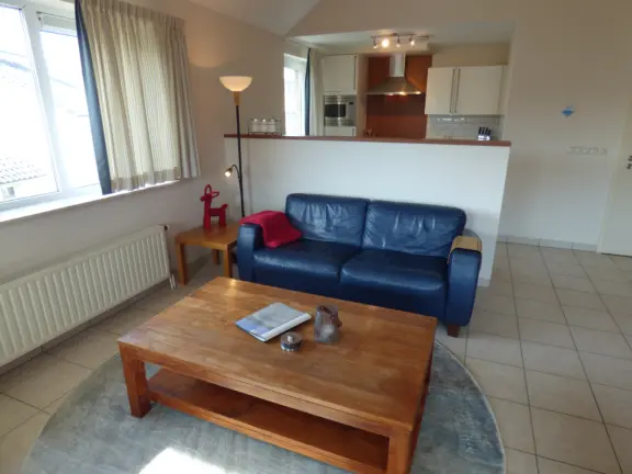 Appartement alledeske boven hennequinlaan 25c cadzand woonkamer bank