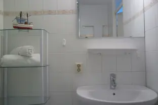 Appartement deurloo 53 13 cadzand zeezicht wastafel