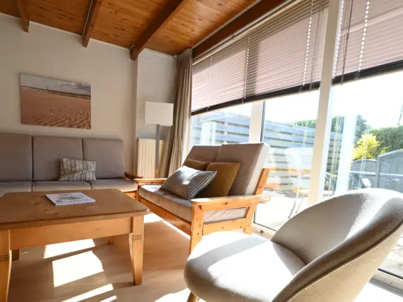 Huisje cadzand sincfal 10 woonkamer met zicht op tuin