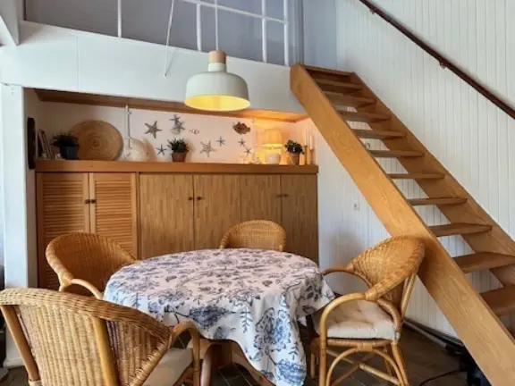 Vakantiehuis sincfal 36 eettafel en trap