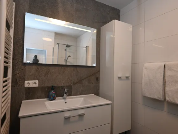 Vakantiehuis spaanse galeien 79 cadzand badkamer kast 2