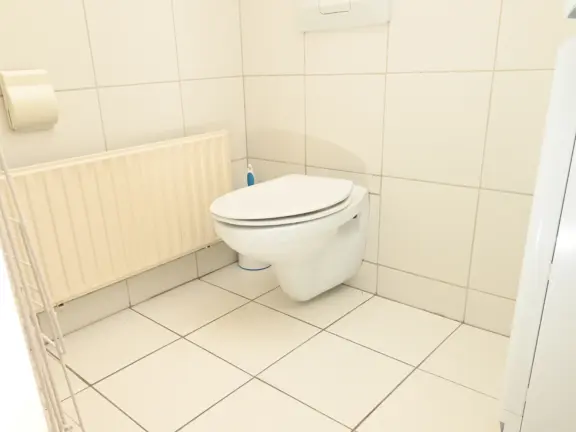 Vakantiehuis spaanse galeien cadzand badkamer 2 boven toilet