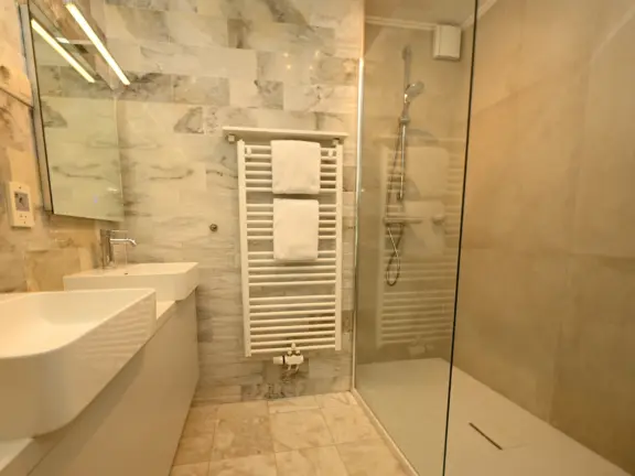 Vakantiehuis spaanse galeien cadzand badkamer inloop douche