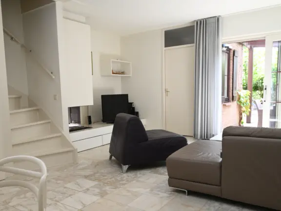 Vakantiehuis spaanse galeien cadzand woonkamer trap