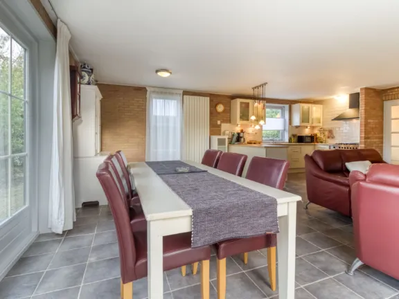 Bungalow grote christoffelstraat retranchement eettafel