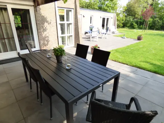 Bungalow kaapvaartstraat 5 cadzand hakuna matata tuintafel