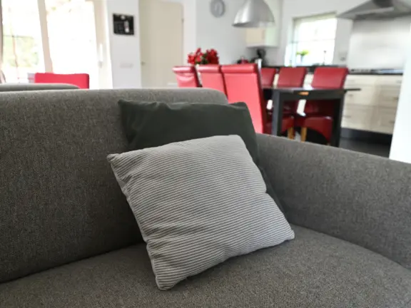 Bungalow kaapvaartstraat 5 cadzand hakuna matata woonkamer bank